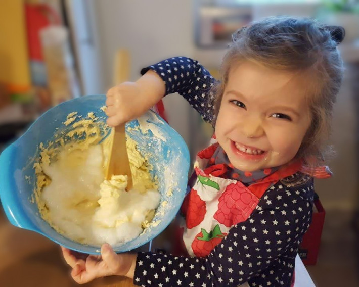 (C)Gorny -Kind mit Rührschüssel